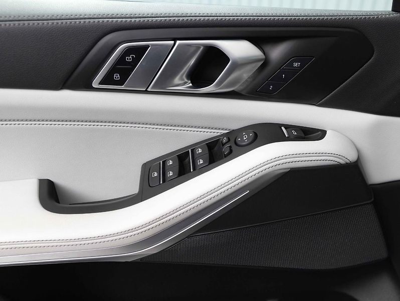 BMW X5 xDrive40i - fotka 17 z 22