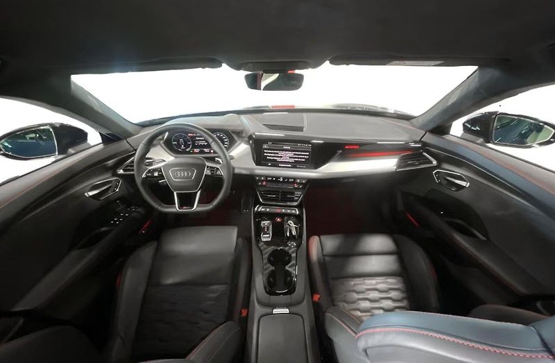 Audi RS e-tron GT AWD 360k Laser Night vision - fotka 9 z 26