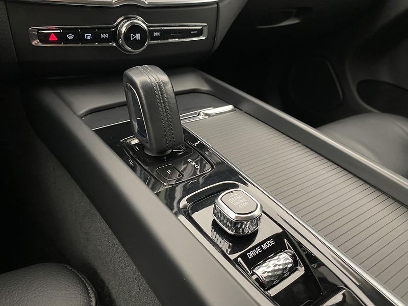 Volvo XC60 B4 AWD MOMENTUM REZERVACE - fotka 26 z 47