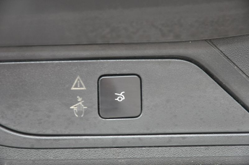 Citroën Grand C4 Picasso 1.6HDi 88kW Exclusive Automat - fotka 10 z 24