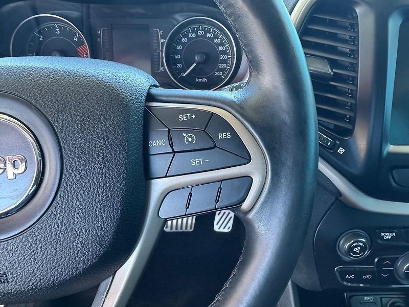 Jeep Cherokee (2015) 2.0 L TD Longitude - fotka 9 z 50