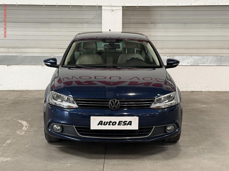 Volkswagen Jetta (2012) 1.4TSi, AC, výhřev sed - fotka 2 z 19