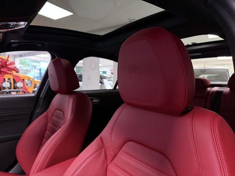 Alfa Romeo Giulia (2026) 2.0T 280k AT8 ZF Q4 4x4 Veloce - fotka 21 z 22