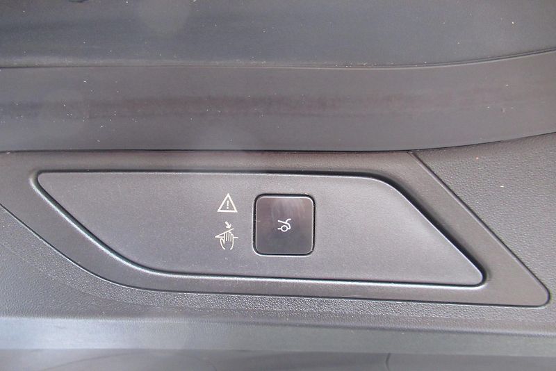 Citroën C4 Picasso 2.0 HDi AT PANORAMA NAVIGACE - fotka 30 z 32