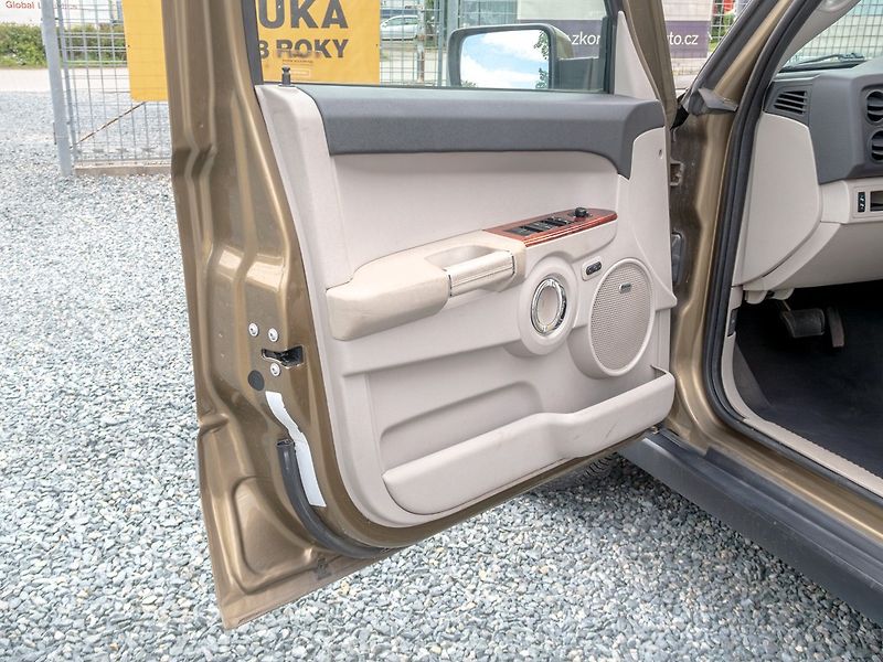 Jeep Commander (2007) ČR 3.0CRD 160KW – 7sedadel - fotka 12 z 62
