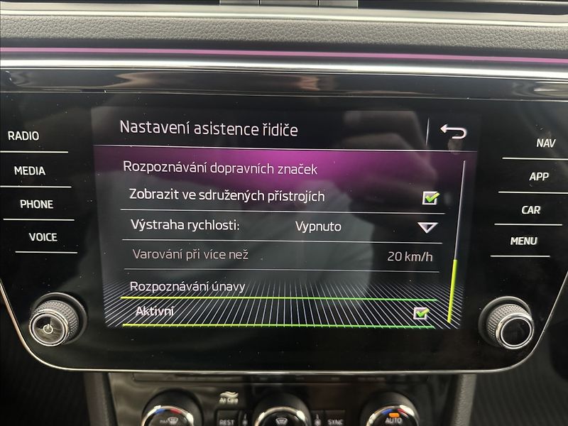 Škoda Superb 2,0 DSG 4X4 ACC CANTON STYLE+ - fotka 22 z 49