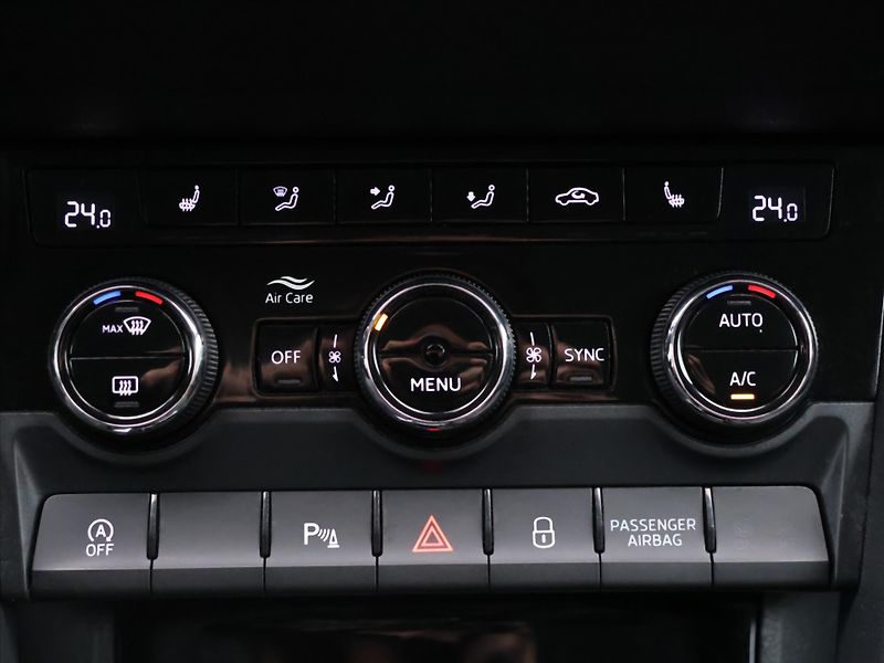 Škoda Karoq 2,0 TDI 4x4 DSG Style LED DPH - fotka 21 z 32