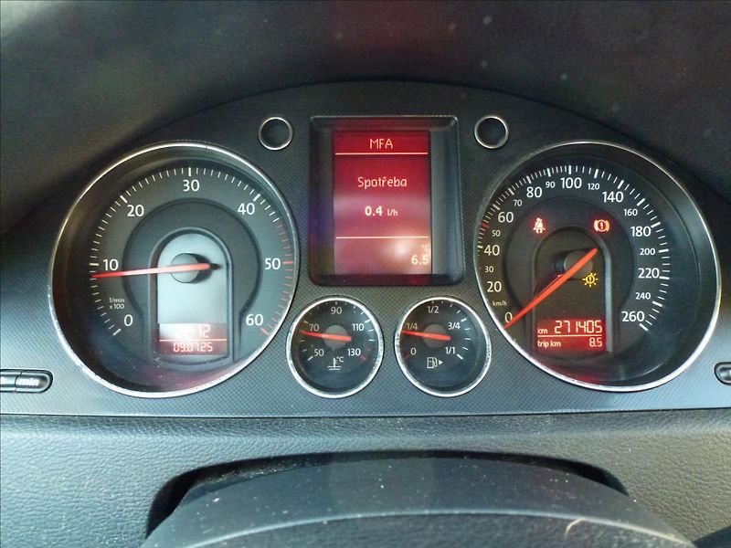Volkswagen Passat 2,0 TDi  Comfort - fotka 32 z 49