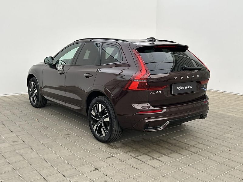 Volvo XC60 2.0 B5 4x4 PLUS DARK - fotka 4 z 30