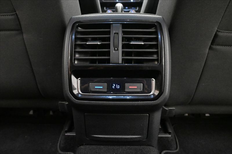 Volkswagen Passat 2,0 TDI 110 kW DSG Business Zá - fotka 22 z 32