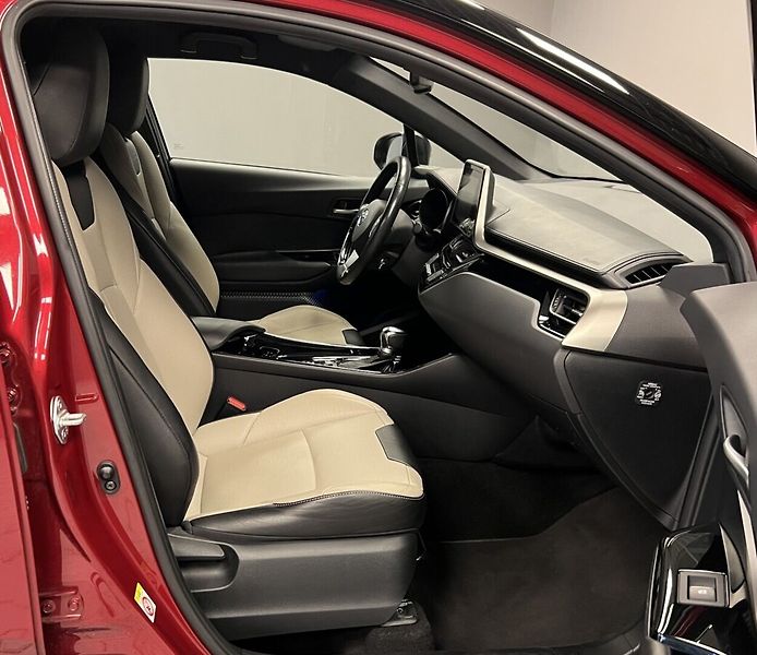 Toyota C-HR 1,8 Hybrid AT Selection - fotka 9 z 16