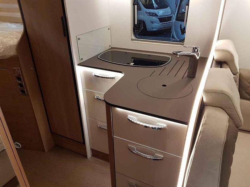 Jeden z nejhezčích vozů na výstavě si hned našel svého majitele. Na modelu Dethleffs Globetrotter XLi 7850-2 s nápadným lakem za čtyři miliony korun byla přilepena cedulka „prodáno“.