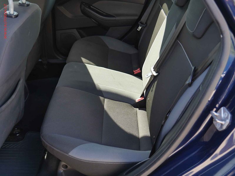 Ford Focus (2011) 1.6 TDCi, AC, park.asist - fotka 10 z 15
