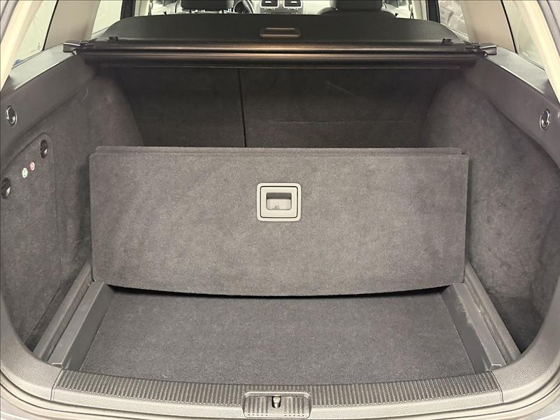Volkswagen Golf 1,6 TDi 77 KW DSG NAVI PDC - fotka 22 z 31