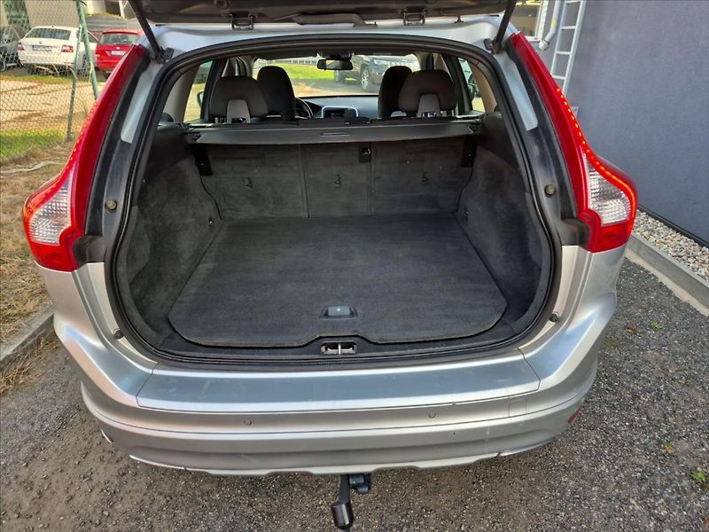 Volvo XC60 2,0 D4 FWD - fotka 11 z 18