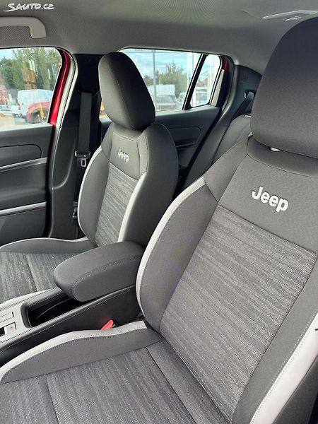 Jeep Avenger (2025) Longitude Electric 54kWh - fotka 4 z 8