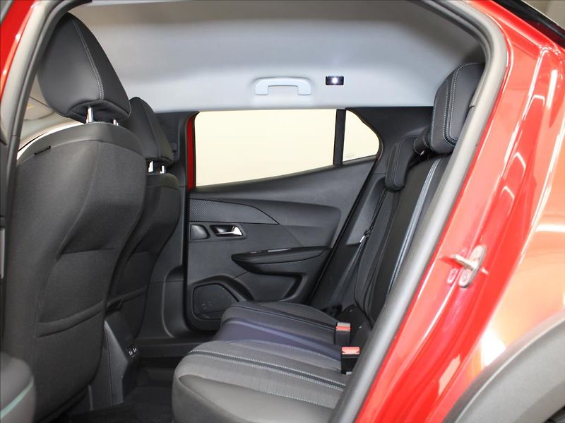 Peugeot 2008 0,1 100kW e-Allure 1.maj.ČR - fotka 7 z 22