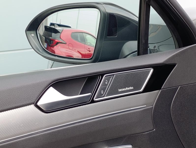 Volkswagen Passat 2.0TSI 206kW RLINE ČR 1.MAJ - fotka 33 z 39