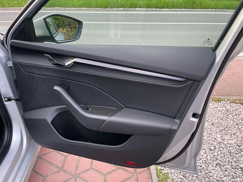 Škoda Octavia 1.5TSi 1.MAJ ČR NEBOUR. ZÁRUKA - fotka 17 z 20