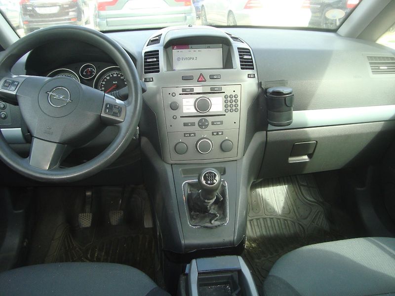 Opel Zafira (2006) 1,9 CDTi 16V - fotka 9 z 11
