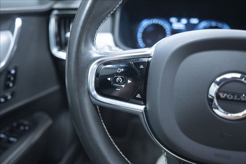 Volvo S90 2,0 D4 NAVI KAMERA 4x VÝHŘEV - fotka 21 z 42
