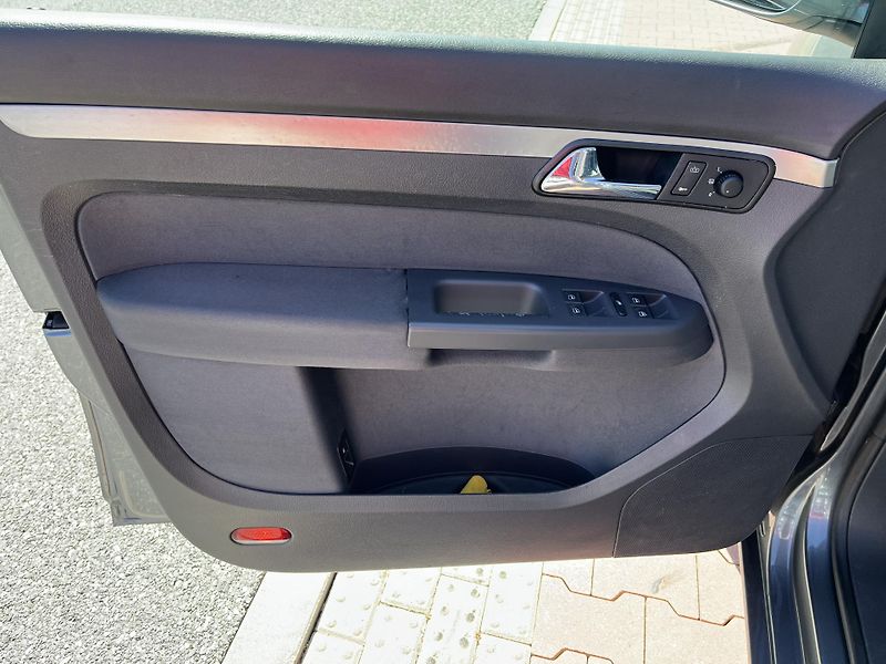 Volkswagen Touran 1.9 TDi DSG Highline - fotka 10 z 27
