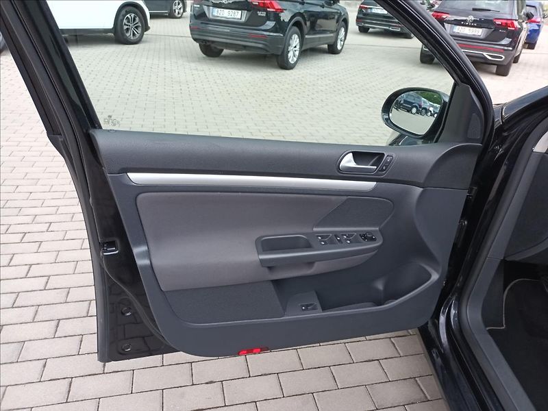 Volkswagen Golf 1,6 MPI,75KW,VÝHŘEV,DIGIKLIMA - fotka 16 z 39