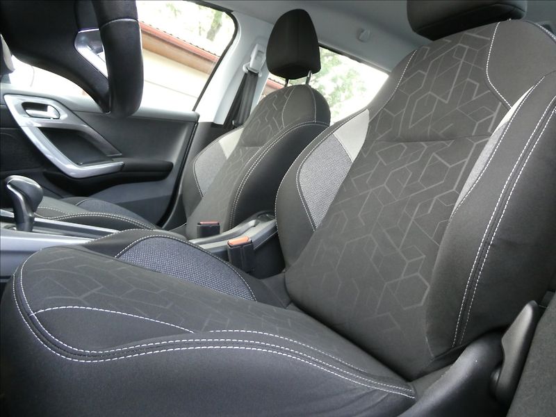 Peugeot 2008 1,2 PureTech 81kW AUTOMAT, ČR - fotka 29 z 38