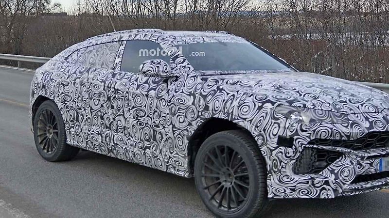 Lamborghini Urus v písečných dunách.