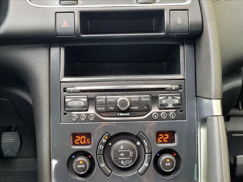 Peugeot 3008 1,6 b-HDi NAVi*SERV.KNÍŽKA* - fotka 35 z 43