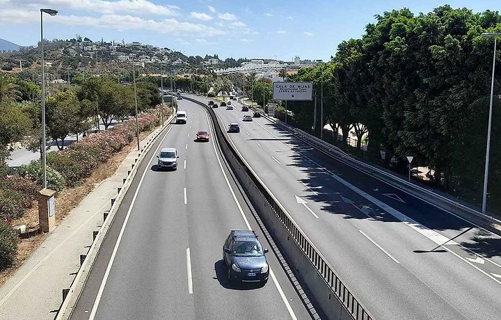 V zahraničí, hlavně na dálnicích ve Francii nebo ve Španělsku (na snímku), můžete potkat nové dopravní značky. Nedodržení jejich pokynů vás může přijít draho.
