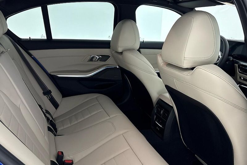 BMW Řada 3 330e xDrive - fotka 12 z 26