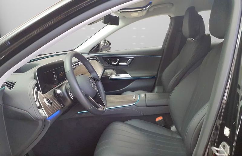 Mercedes-Benz Třídy E 220d 4M Excl. Premium HuD Vent - fotka 7 z 12