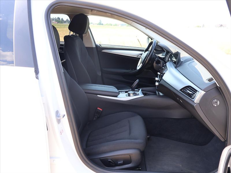 BMW Řada 5 2,0 525d 170kW Aut. Navi LED - fotka 12 z 35