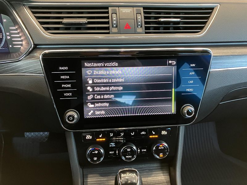 Škoda Superb  2.0 TDI 110kW Style DSG AT7 - fotka 32 z 38