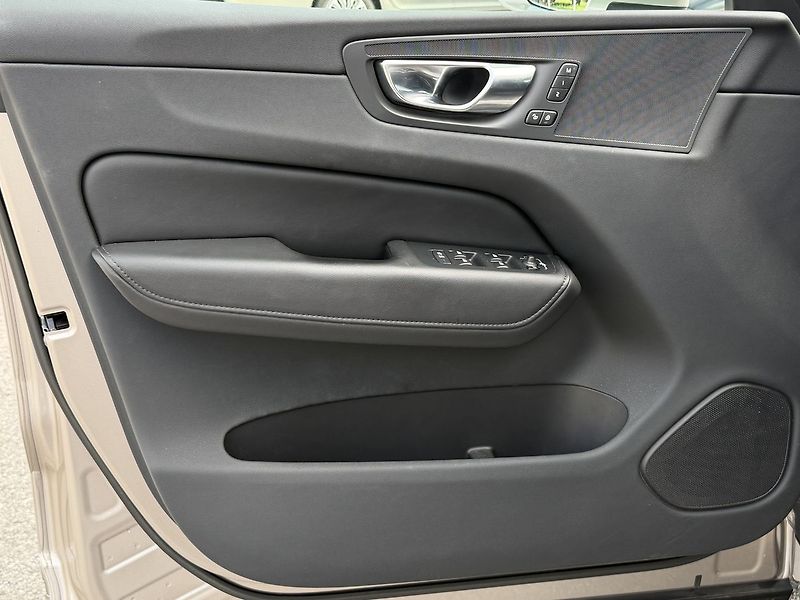 Volvo XC60 PLUS Bright B5 AWD - fotka 8 z 24
