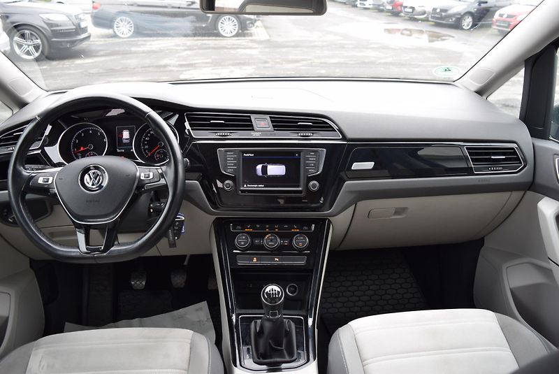 Volkswagen Touran (2017) 1.4TSI 110kw HIGHLINE 7M TAŽNÉ - fotka 23 z 50