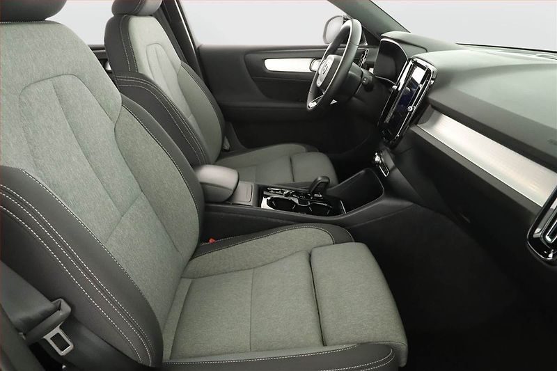 Volvo XC40 (2023) B3 - fotka 7 z 19