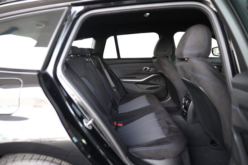 BMW Řada 3 330i xDrive Touring - fotka 18 z 21