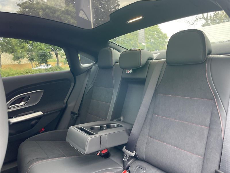 Mercedes-Benz CLA 200 AMG - fotka 12 z 27