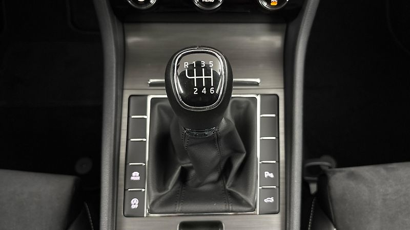 Škoda Superb 2.0 TDI Style Combi - fotka 25 z 29
