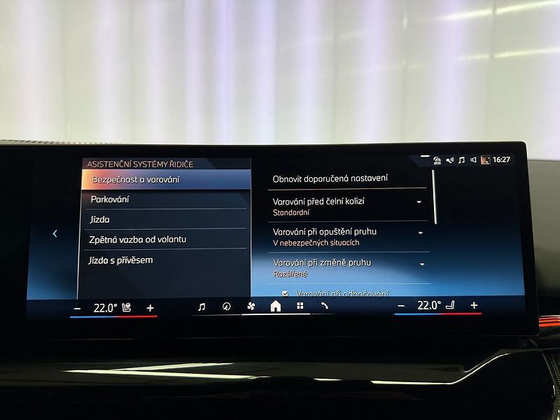 BMW Řada 5 520d xDrive M-SPORT, HARMAN&KA - fotka 23 z 35