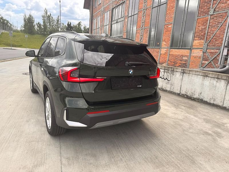BMW X1 (2024) sDrive20i, panorama - fotka 7 z 35