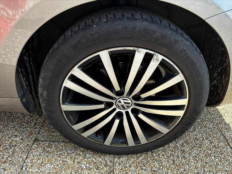 Volkswagen Passat 2,0 2.0TDI 103kW DSG Highline - fotka 37 z 40