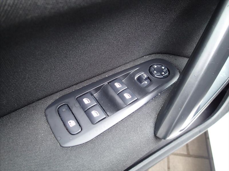 Peugeot 308 1,2 PureTech 81kw,Po SERVISU!! - fotka 20 z 29