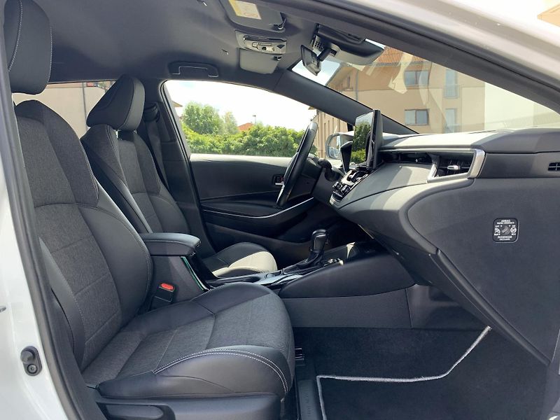 Toyota Corolla TS STYLE 1.8 HEV 103kW e-CVT - fotka 15 z 32