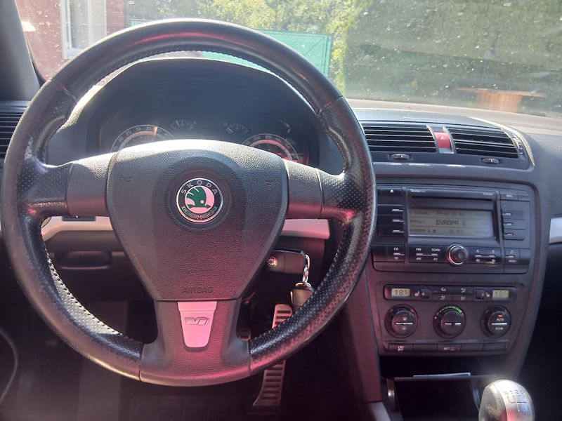 Škoda Octavia 2.0 TFSi RS combi - fotka 18 z 34