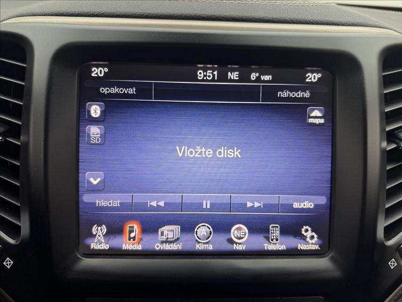 Jeep Cherokee 2,0 103kW 4X4 AC NAVI SENZORY - fotka 18 z 41