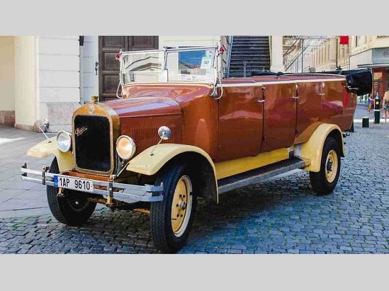 Auto pro vyhlídkové jízdy uprostřed Prahy