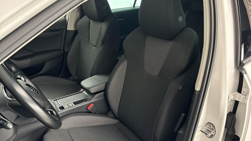 Škoda Octavia 2.0 TDI Ambition Combi - fotka 15 z 24